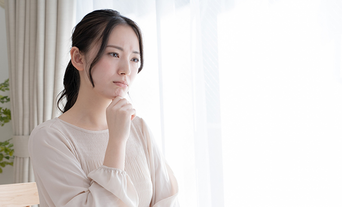 悩む女性